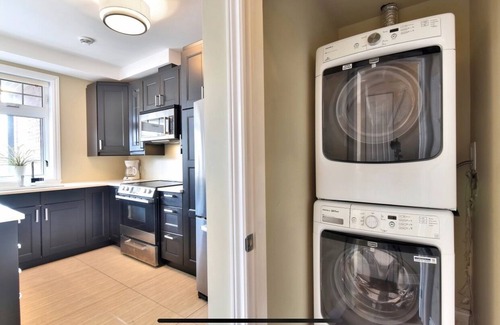 Cote-Des-Neiges—Notre-Dame-De-Grace Apartment | 2 bedroom 2 bath, 2 balconies condo with free parking & Hi speed WIFI