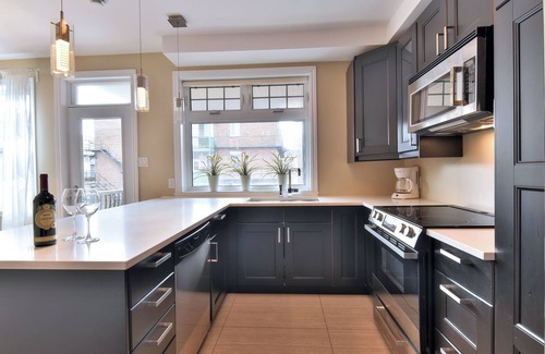 Cote-Des-Neiges—Notre-Dame-De-Grace Apartment | 2 bedroom 2 bath, 2 balconies condo with free parking & Hi speed WIFI