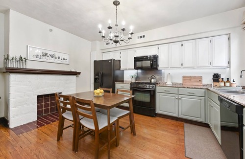 East Allegheny House | 2 Bedroom/2 Bath- 5 mins to stadiums - BEST city views - Free parking!