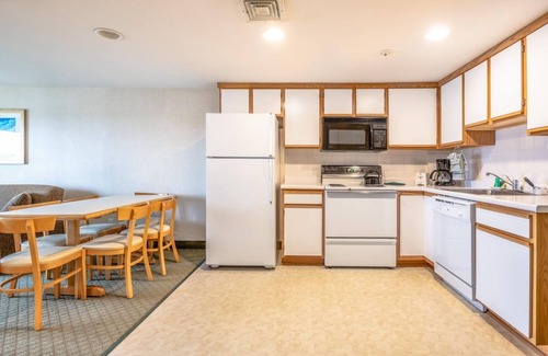 West Yarmouth Apartment | 2 Bedroom 2 Bath Admiralty Suite, Green Harbor Resort, Outdoor Pool, Yoga Class
