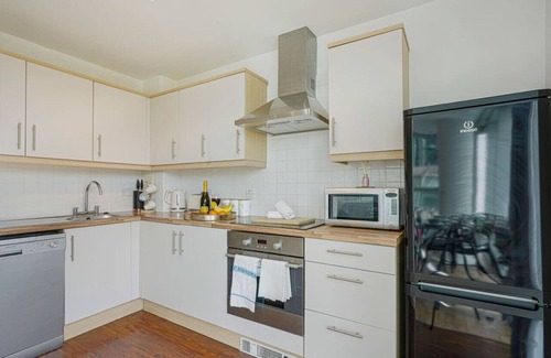 Central Milton Keynes Apartment | 2 Bedroom 2 Bathroom Apartment in City Centre