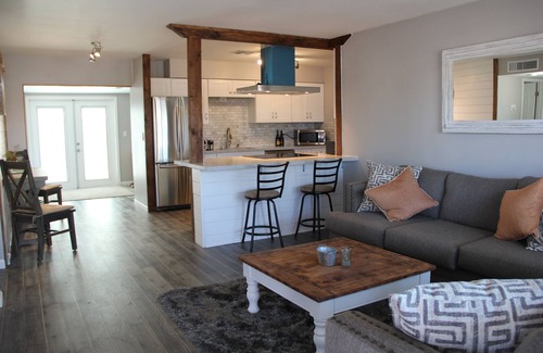 Dreamland Villa House | 2 bedroom 2 bath Modern Farmhouse w/Backyard and Firepit