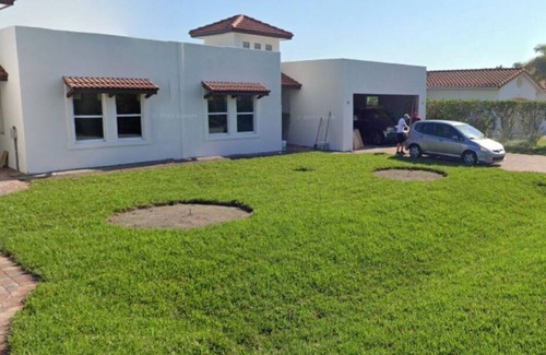 Englewood East House | 2 bedroom 2 bathroom duplex 15 minutes away from the beach