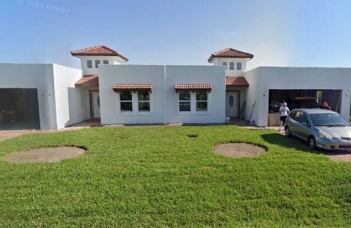 Englewood East House | 2 bedroom 2 bathroom duplex 15 minutes away from the beach