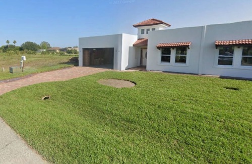 Englewood East House | 2 bedroom 2 bathroom duplex 15 minutes away from the beach