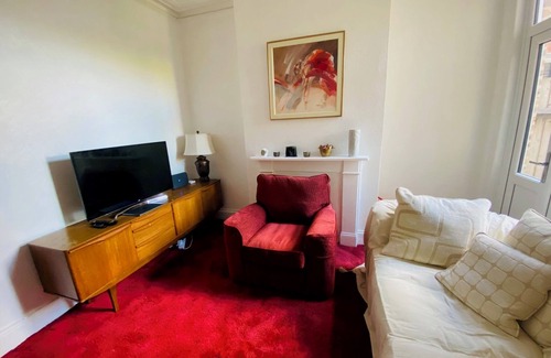 Duckett's Green House | 2 bedroom/2 bathroom house close to public transport