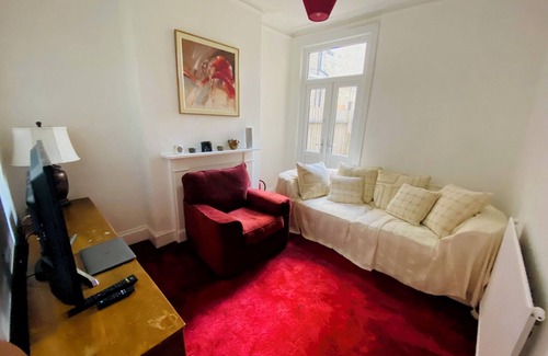 Duckett's Green House | 2 bedroom/2 bathroom house close to public transport