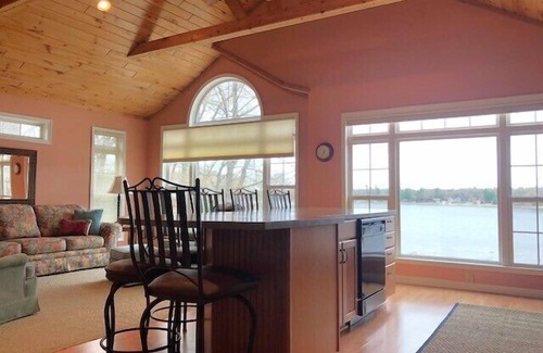 Baldwin House | 2 Bedroom, 3 Bath home on the bayou of desirable Big Star Lake! Sleeps 8