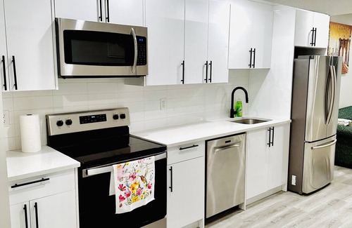 Calgary House | 2 Bedroom, 3 Beds Suite