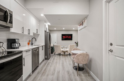Calgary House | 2 Bedroom, 3 Beds Suite