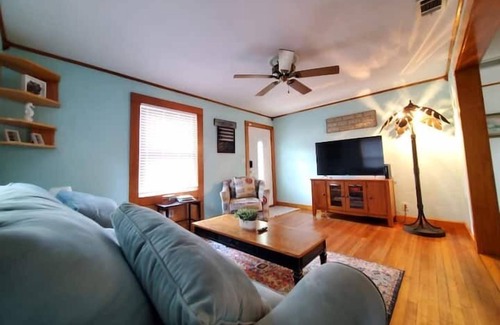 Disston Heights Apartment | 2 Bedroom 802383 by Houzlet