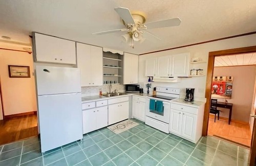 Disston Heights Apartment | 2 Bedroom 802383 by Houzlet