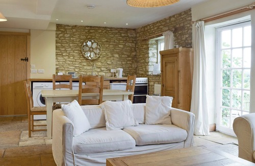 Chipping Norton Cottage | 2 bedroom accommodation in Dean, near Chadlington