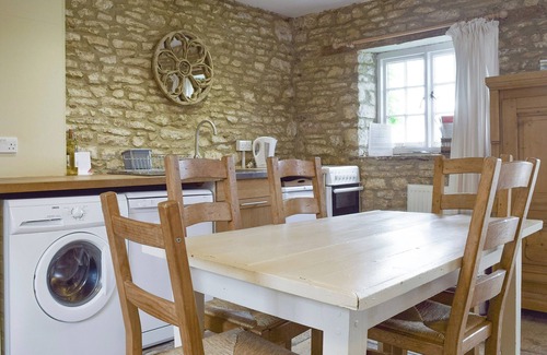 Chipping Norton Cottage | 2 bedroom accommodation in Dean, near Chadlington