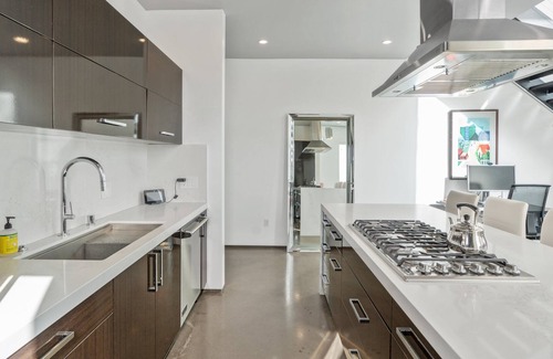 Larchmont Condo | 2 bedroom Across From Paramount Studios