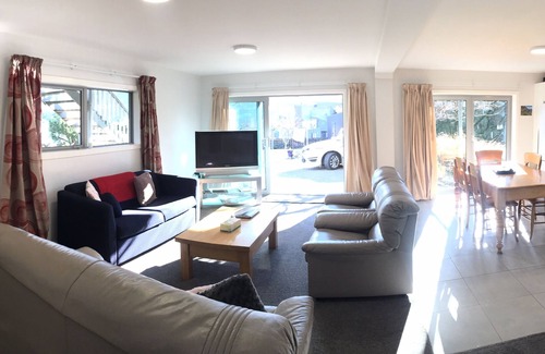 Kelvin Heights Apartment | 2 Bedroom Apartment in Sunny Kelvin Heights