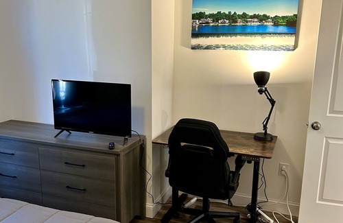 Manayunk Apartment | 2 Bedroom apartment sleeps 8 people with King Size Bed, 3 Computer Desk & more!