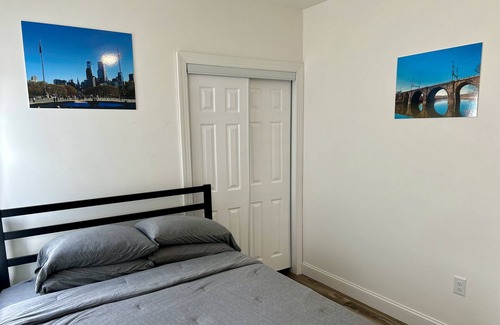 Manayunk Apartment | 2 Bedroom apartment sleeps 8 people with King Size Bed, 3 Computer Desk & more!