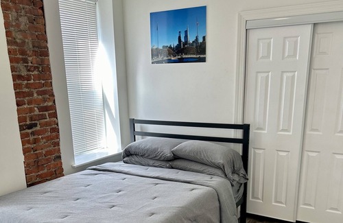 Manayunk Apartment | 2 Bedroom apartment sleeps 8 people with King Size Bed, 3 Computer Desk & more!