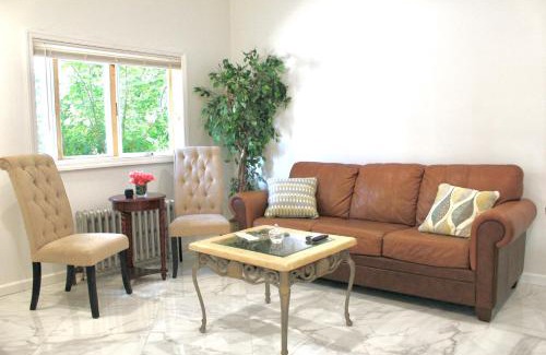 Queens Apartment | 2-Bedroom Apartment 15 Minutes From Manhattan in LIC Astoria Queens