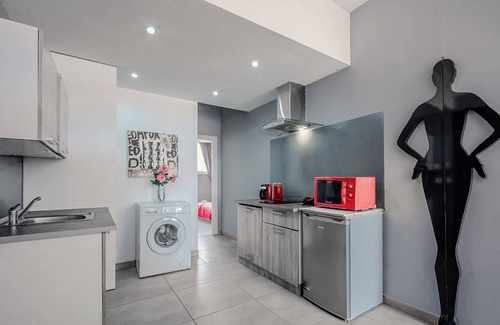 Gazi Apartment | 2-bedroom apartment in gorgeous Athina with AC, WiFi. Book now