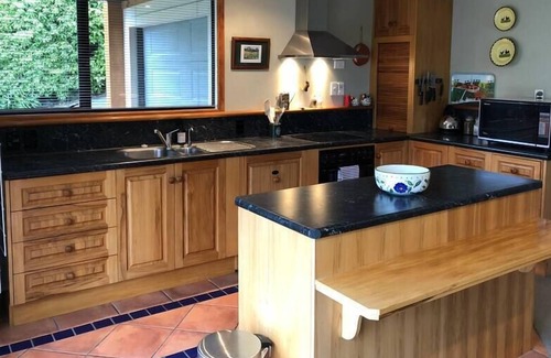Kelvin Heights Apartment | 2 Bedroom Apartment near the Beach & Golf Course