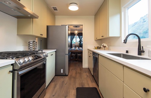 Hollywood Apartment | 2-bedroom apartment in brilliant Los Angeles with AC, fitness room, WiFi