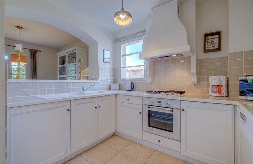 La Motte Apartment | 2 BEDROOM APARTMENT WITH LARGE TERRACE (N°558)
