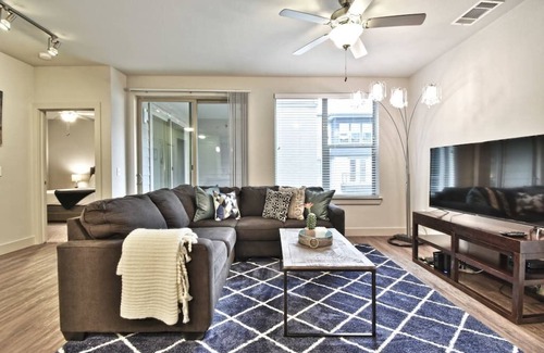 Knox - Henderson Apartment | 2 Bedroom Apt with Parking Long term stay allowed