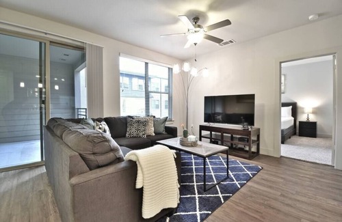 Knox - Henderson Apartment | 2 Bedroom Apt with Parking Long term stay allowed