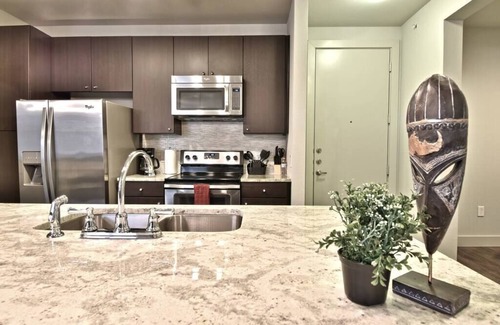 Knox - Henderson Apartment | 2 Bedroom Apt with Parking Long term stay allowed