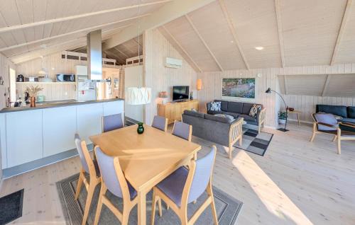 Grønninghoved Strand House | 2 Bedroom Beach Front Home In Sjølund