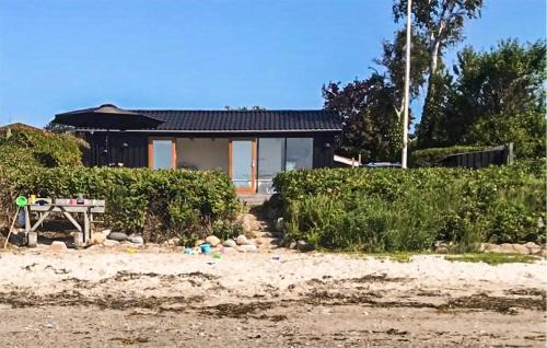 Ronde House | 2 Bedroom Beach Front Home In Rønde