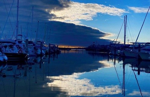 City Center Boat Rental | 2-bedroom boat in Bellingham with stunning water views