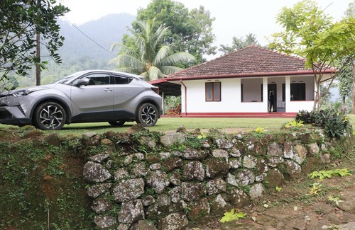 Hiniduma House | 2-bedroom bungalow in charming Thawalama with WiFi, AC