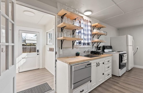 Vancouver House | 2-Bedroom Bungalow nestled close to Urban Centers