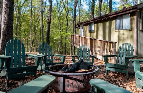 The Woods House | 2-bedroom cabin, with a Fireplace, PS5, BBQ, fitness room, and a private hot tub