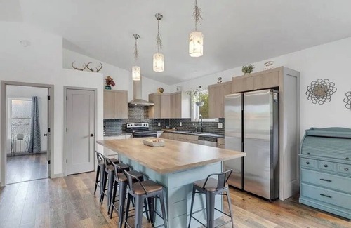 Fennville House | 2-bedroom close to Saugatuck and South Haven! Pet friendly-hot tub