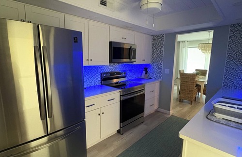 Laurel Condo | 2-bedroom condo in lovely Nokomis n1.25 mile from the beach