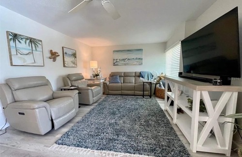 Laurel Condo | 2-bedroom condo in lovely Nokomis n1.25 mile from the beach