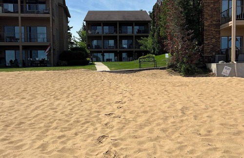 Traverse City Condo | 2-bedroom condo with AC, WiFi in lovely Traverse City