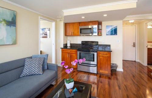 McCully - Moiliili Apartment | 2 Bedroom Corner Suite & Tropical Views
