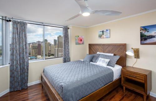 McCully - Moiliili Apartment | 2 Bedroom Corner Suite & Tropical Views