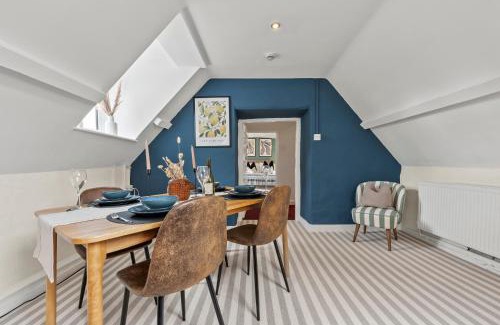 Cirencester Apartment | 2-Bedroom Cotswolds Chic, Cosy & Tranquil Retreat, Norcote Loft, Sleeps 3, With Private Parking! - by Blue Puffin Stays