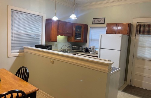 Middletown House | 2 bedroom , cottage, easy and close location to shopping, restaurants and away