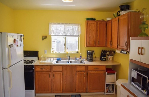 Dennis Port House | 2 bedroom cottage just a short walk to Swan River
