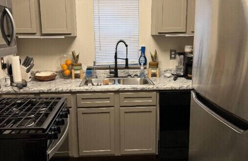 Memphis House | 2 Bedroom Cozy Cottage Queen and King Beds Pet Friendly SpaciousSafe backyard