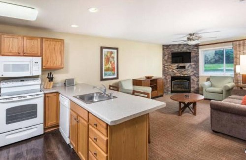 Lake Delton Condo | 2 Bedroom Deluxe Suite, Wisconsin Dells, Wyndham Tamarack!