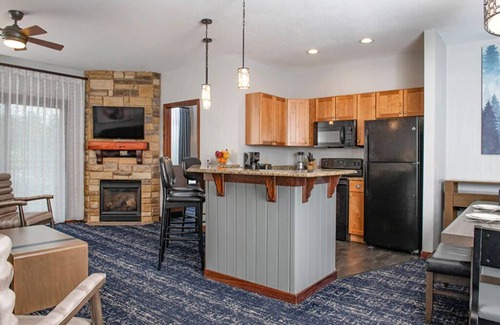 Lake Delton Condo | 2 Bedroom Deluxe at Wisconsin Dells, Glacier Canyon Lodge!