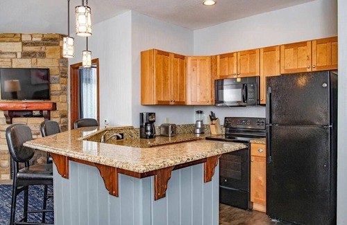 Lake Delton Condo | 2 Bedroom Deluxe at Wisconsin Dells, Glacier Canyon Lodge!